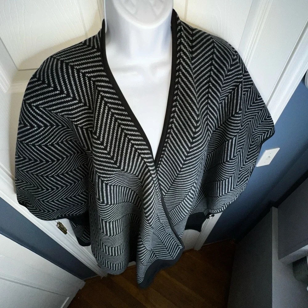 Ike Behar One Size Black Soft Geometric Fleece Ruana Wrap Poncho Sweater OS